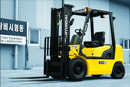 Дизельный вилочный погрузчик HYUNDAI 30DT-7